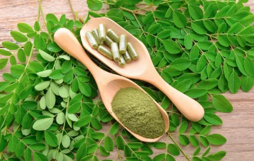 Folhas frescas de moringa e pó de moringa em destaque, mostrando a versatilidade e os benefícios desse superalimento natural.